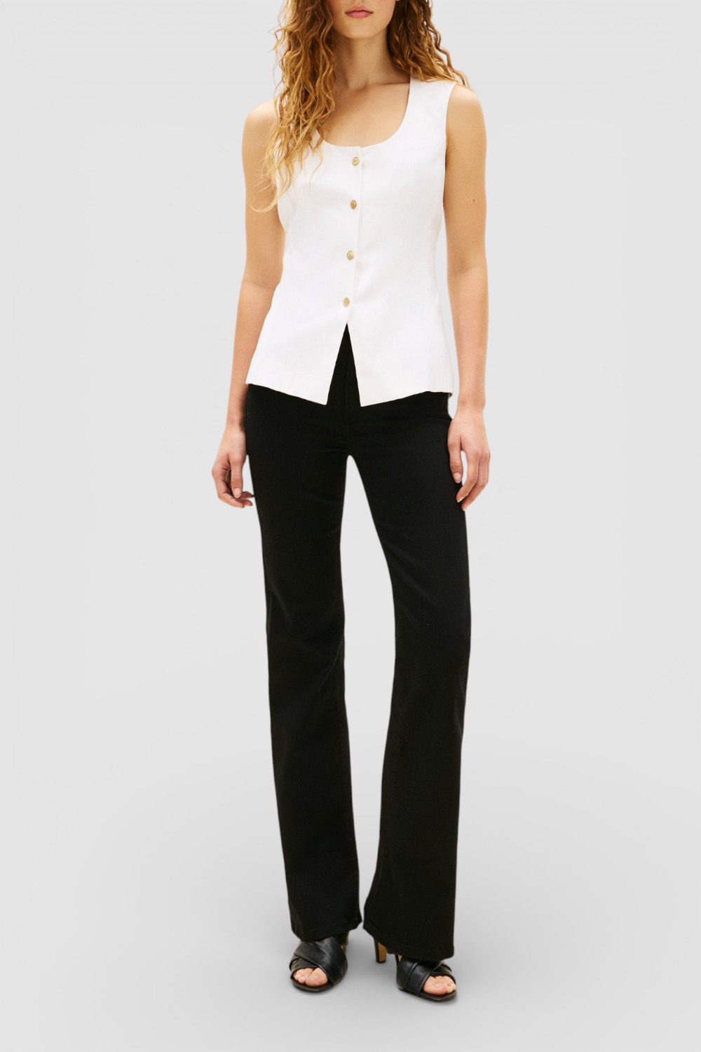 תמונת כל הלוק של וסט כפתורים